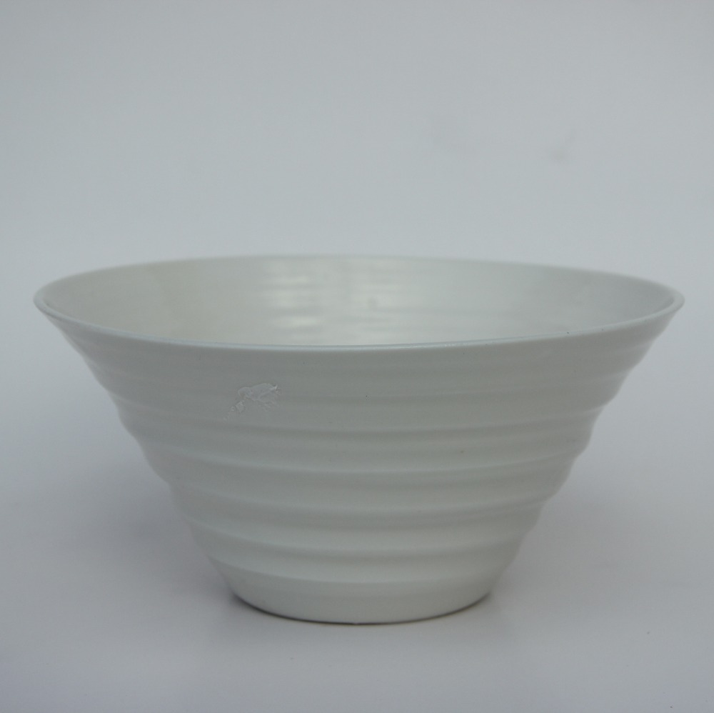 Hvid skål i porcelæn. H:9cm br:20cm